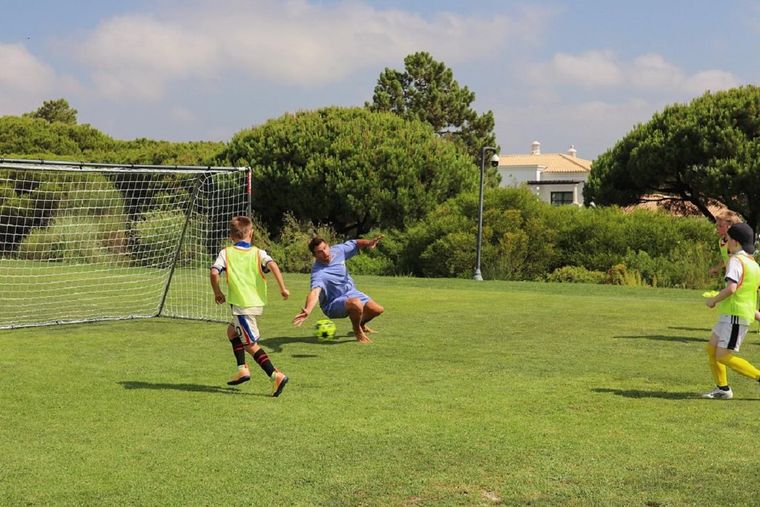 Emiliano Dibu Martínez atajó durante sus vacaciones en Portugal