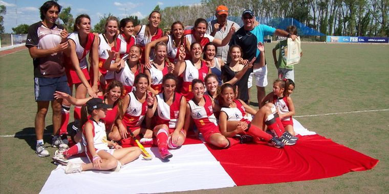 La foto del final sobre el trapo del merecido campeón