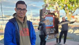 Los turistas que caminan por Ushuaia continúan haciendo paseos tanto por tierra como por mar.