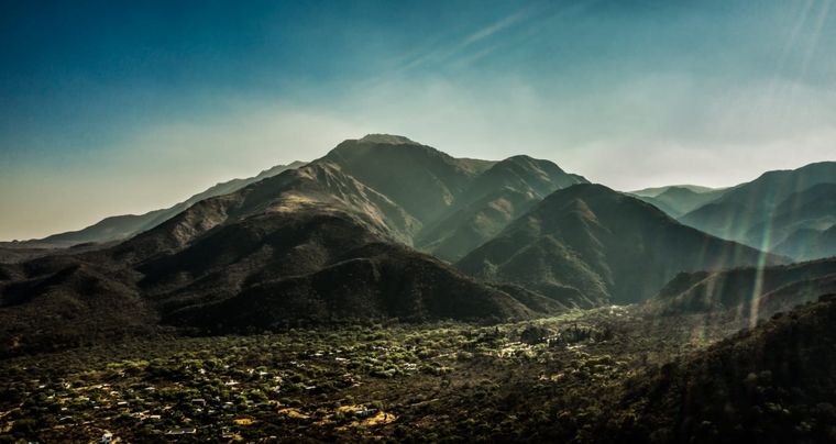 Se accede al cerro por las rutas RN 38 y provincial 17.