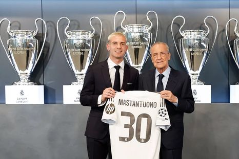 Franco Mastantuono, posando junto al presidente merengue Florentino Pérez en su presentación con el Real Madrid. Franco Mastantuono, posando junto al presidente merengue Florentino Pérez en su presentación con el Real Madrid.
