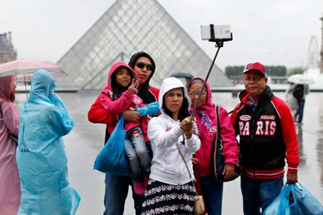 Museos del mundo empiezan a prohibir los bastones para selfies