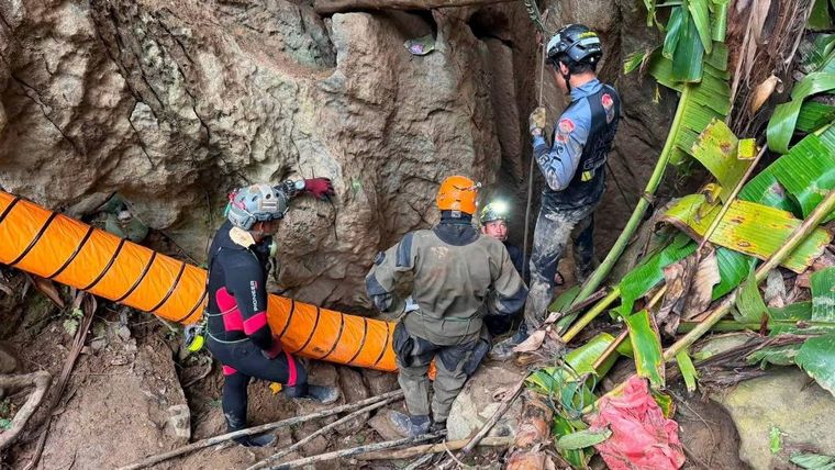 El sistema de cuevas, que se extiende a gran profundidad bajo tierra, también es extremadamente estrecho, con algunas cámaras que miden solo unos 50 cm de ancho, según los equipos de rescate.