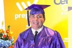 Cristian Castro exhibió su diploma de graduación tras completar la formación secundaria a distancia. / X