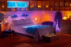 Una habitación que muestra el glamour de Prince y que rinde homenaje a los 40 años de la mítica película Purple Rain. Foto: Airbnb