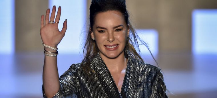 Belinda mostró uno de los outfits que mejor le quedan: un jean nevado a las caderas. Foto: Instagram