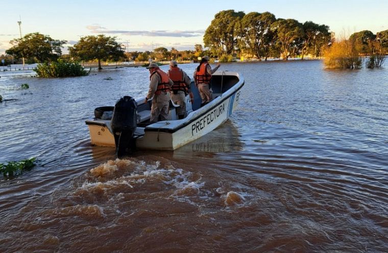 Prefectura Nacional realiza recorridas en las aguas y costas del río Uruguay para asistir o evacuar a quien así lo requiriera. Foto: Prefectura Naval Argentina
