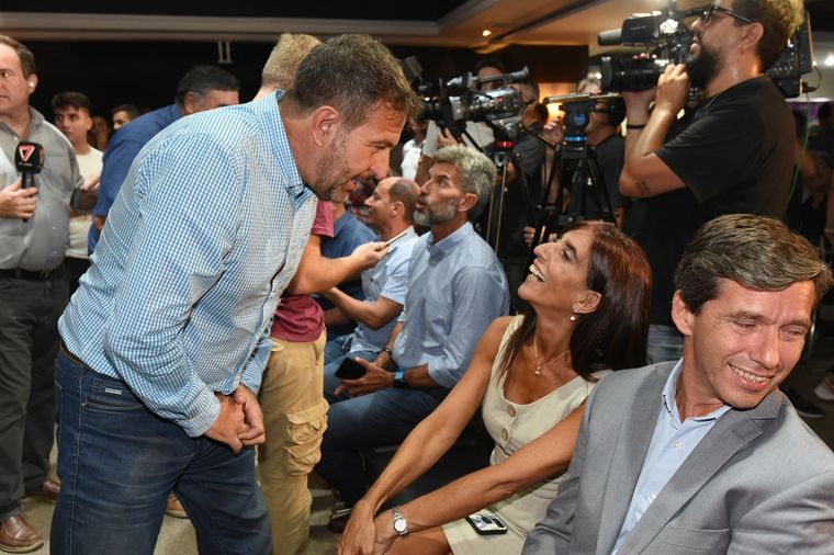 Natacha Eisenchlas junto a Mario Isgro y Andrés Peti Lombardi; atrás, Ulpiano Suarez Foto: Maximiliano Ríos/MDZ