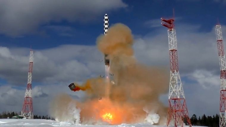 El lanzamiento del misil balístico intercontinental pesado ruso Sarmat, desde el cosmódromo de Plesetsk en la región de Arjángelsk, el 30 de marzo de 2018.