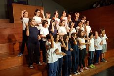 Los alumnos interpretan una canción lenguaje de señas. Foto: Prensa UNCuyo