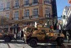 Vehículos militares frente a la Casa de Gobierno de Bolivia. Foto: Efe.