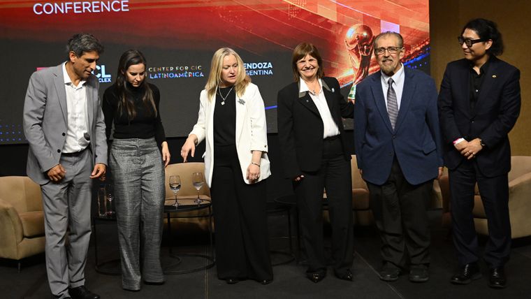 Patricia Bullrich dio una conferencia de prensa tras cerrar la primera jornada de ciberseguridad. Patricia Bullrich dio una conferencia de prensa tras cerrar la primera jornada de ciberseguridad.