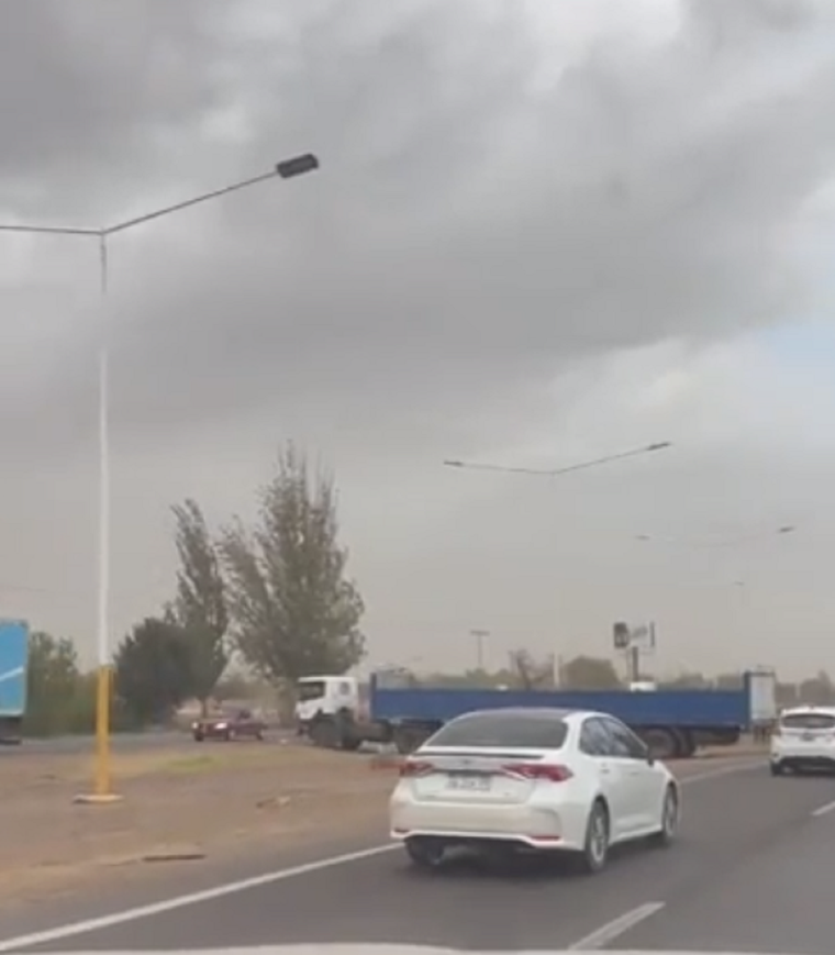 El camión quiso cruzarse de carril de forma indebida Foto: Captura