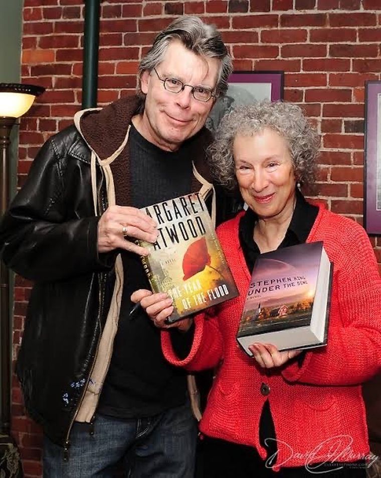 Margaret Atwood con Stephen King. Margaret Atwood con Stephen King.
