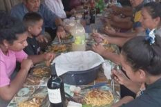 José Peña corta la comida de Loan, su hijo, mientras almorzaban en la casa de su madre, Catalina. Horas más tarde, el niño desapareció Foto: archivo
