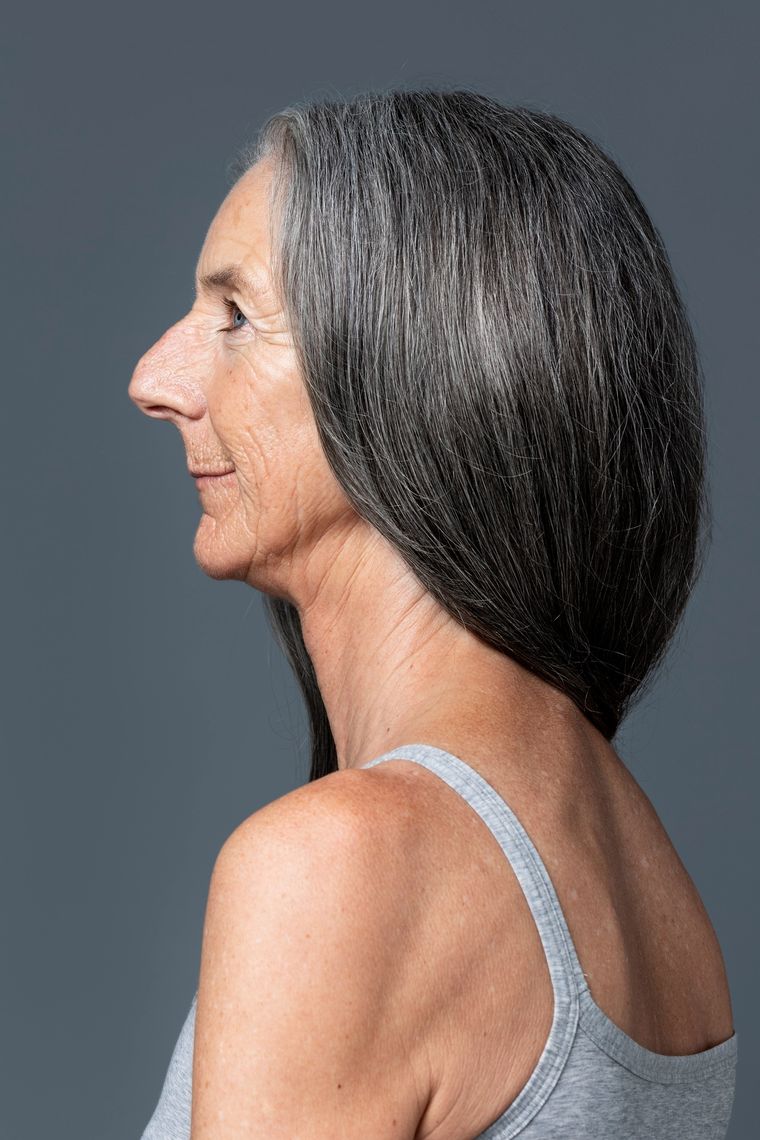 El truco definitivo para oscurecer las canas con 3 ingredientes caseros Las canas aparecen cuando el pelo carece de melanina, porque no la tiene o porque la perdió con el tiempo. Foto: Freepik