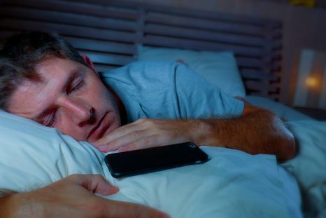 El uso nocturno del celular impacta en la calidad del sueño, aumentando el riesgo de fatiga. El uso nocturno del celular impacta en la calidad del sueño, aumentando el riesgo de fatiga.