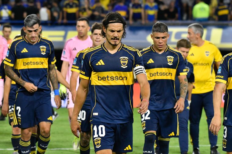 Edinson Cavani volvi&oacute; a ser titular tras varios meses y se retir&oacute; silbado por los hinchas de Boca.