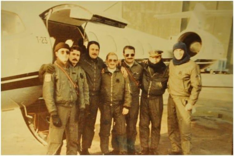 Miembros del Fénix con uno de los aviones Lear Jet detrás. En total, cumplieron 440 misiones Foto: Luis Alberto Herrera