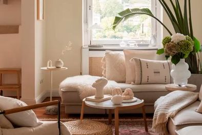 MDZol | Hoy los colores neutros cálidos están superando a los grises fríos como los colores más buscados para espacios relajados y habitables. Foto: Living room in Lick White 05 - Foto: @homeinheidelberg