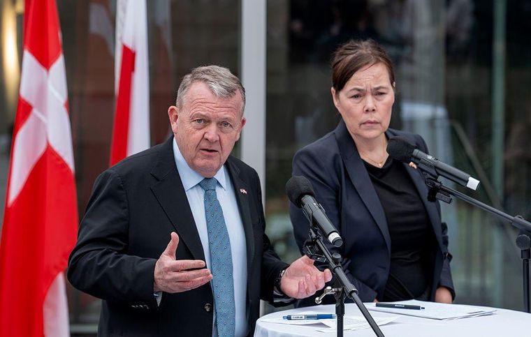 Los ministros de Relaciones Exteriores de Dinamarca, Lars Lokke Rasmussen (izq.), y de Groenlandia, Vivian Motzfeldt, expresaron que había un "desacuerdo fundamental" con Washington