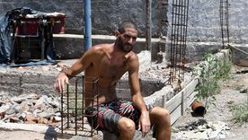 Gil Pereg posando a pocos metros del lugar donde fueron encontrados los cuerpos de las dos mujeres. / Alf Ponce Mercado - Télam Gil Pereg posando a pocos metros del lugar donde fueron encontrados los cuerpos de las dos mujeres. / Alf Ponce Mercado - Télam