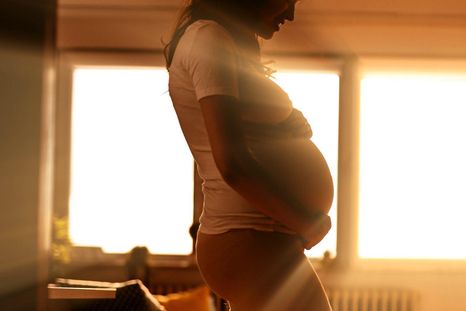 ¿Por qué las mujeres dan a luz acostadas sobre la espalda?