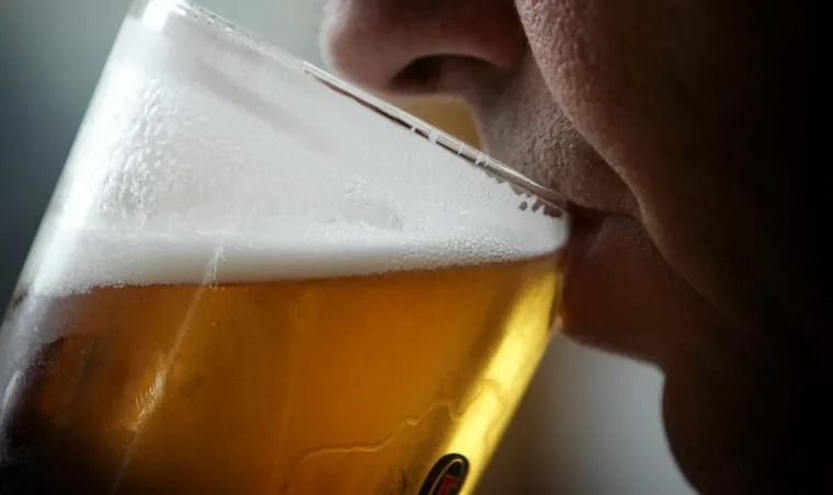 En la única mesa ocupada del lugar está sentado un muchacho, solo, de remera negra, con un vaso enfrente medio lleno, o tal vez sea más correcto decir que es un vaso medio vacío de cerveza.