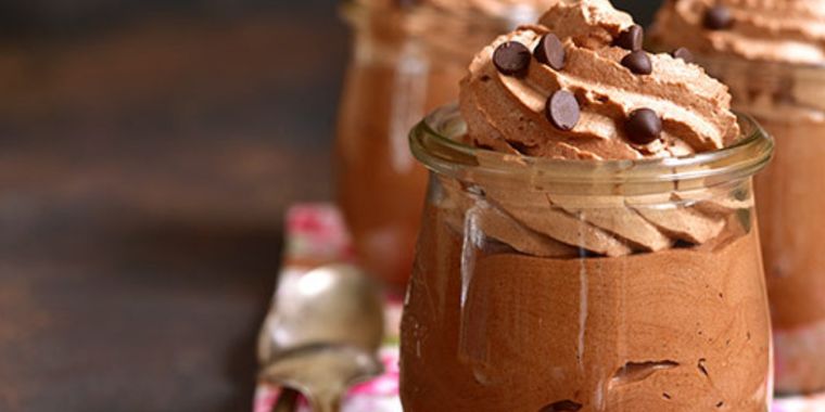 Torta con mousse de dulce de leche casera.