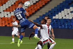 El imponente salto de Rasmussen ante la marca de Romaña. El defensor del Tomba fue una de las figuras de la silenciosa noche del Malvinas. Foto: ALF PONCE MERCADO / MDZ