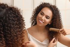 Mantén tus rizos definidos y sin frizz con estos consejos Foto: Shutterstock