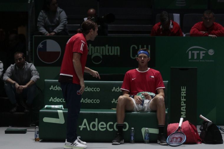 Nicolás Jarry, durante la Copa Davis 2019, junto a Nicolás Massú.