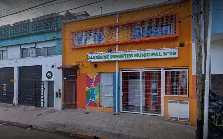 Los padres de los menores se reunieron en la puerta de la escuela para pedir explicaciones de por lo menos 20 casos. Foto: NA