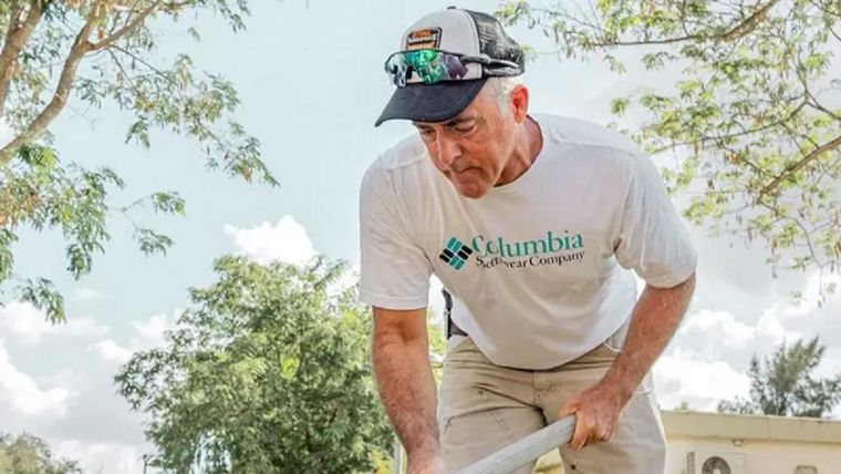 Simon ha estado cavando tumbas para las víctimas de Beeri, cuyos cuerpos han sido devueltos recientemente al kibutz. Foto: Maya Meshel / BBC