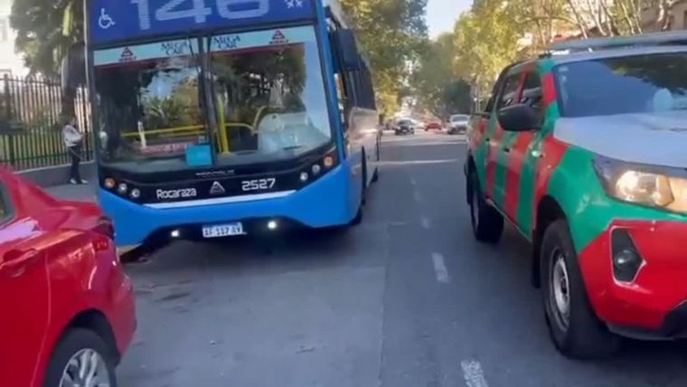 El colectivo de la línea 146 en el que viajaba la mujer que sufría convulsiones y los otros siete heridos.