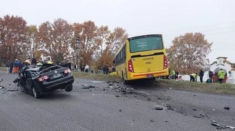 El conductor del auto falleció en el momento Foto: NA
