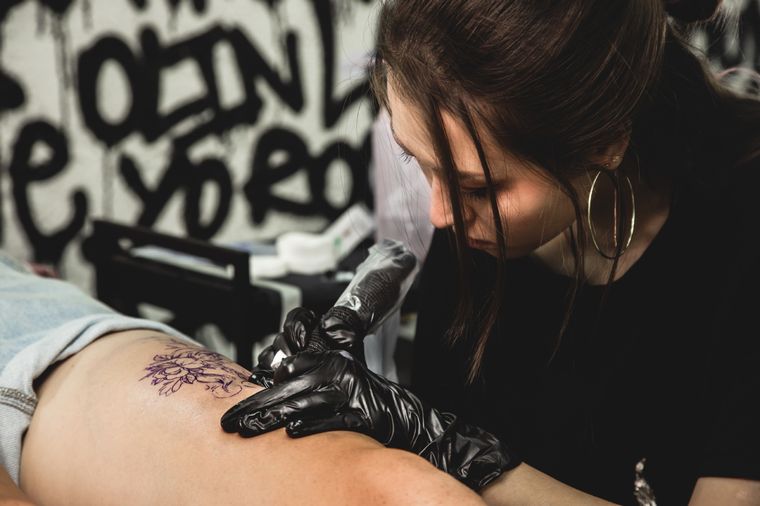 Los cuidados post tatuaje son fundamentales para mantener el color y forma de este a lo largo del tiempo. Foto: Shutterstock.