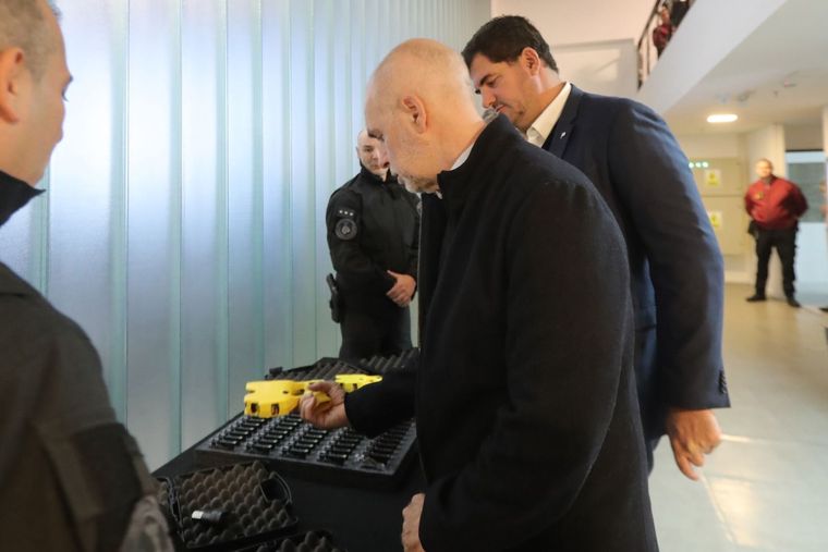 Horacio Rodríguez Larreta presentando las pistolas Taser que llegaron al gobierno porteño. Foto: Prensa ciudad de Buenos Aires