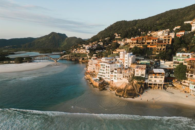 Los pueblos costeros de Brasil combinan mar, calma y tradición cerca de Río de Janeiro. Los pueblos costeros de Brasil combinan mar, calma y tradición cerca de Río de Janeiro.