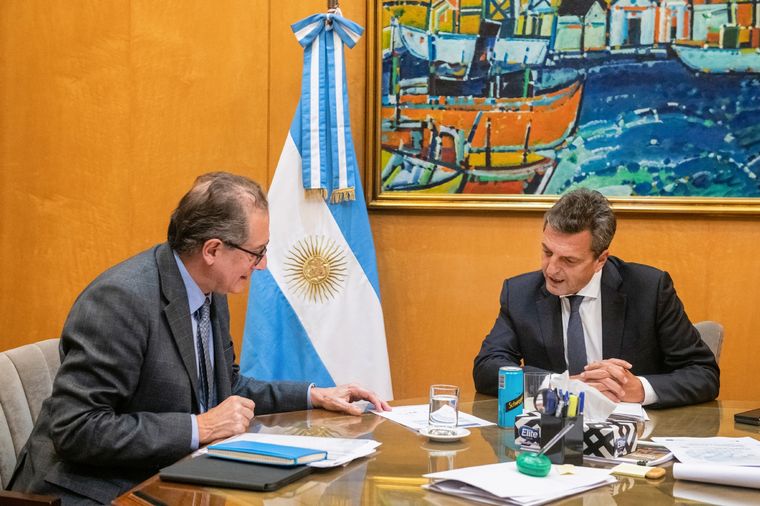 El precio del dólar blue se metió en medio de la relación entre el Ministerio de Economía y el Banco Central, que hoy está lejos de la buena sintonía. Foto: Télam