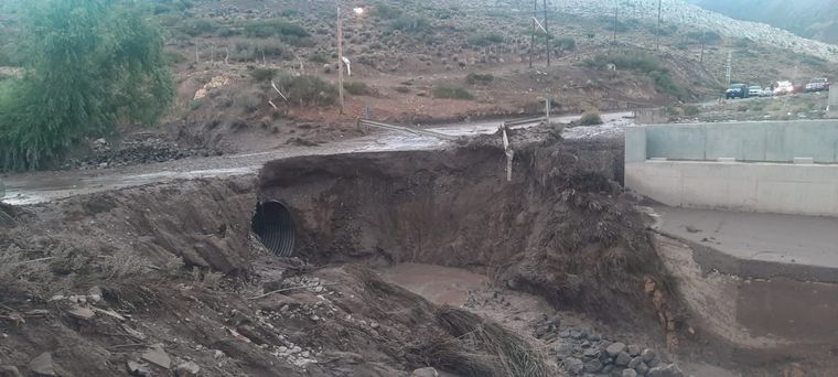 El día domingo un puente en Bardas Blancas en Malargüe se derrumbó producto de la lluvia. Foto: Twitter Matias Pascualetti