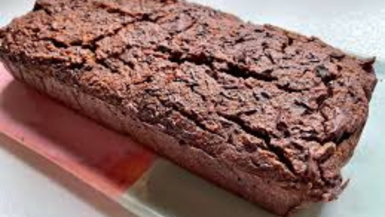 Algunas versiones regionales de la receta de pastel de algarroba incluyen nueces o miel para potenciar su sabor. Algunas versiones regionales de la receta de pastel de algarroba incluyen nueces o miel para potenciar su sabor.