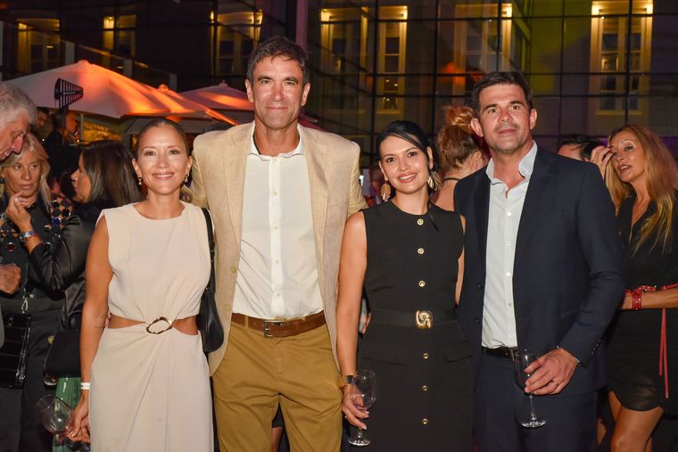 Emir Andraos, intendente de Tunuyán, y Flor Destefanis, intendenta de Santa Rosa. Ambos acompañados por sus respectivas parejas. Emir Andraos, intendente de Tunuyán, y Flor Destefanis, intendenta de Santa Rosa. Ambos acompañados por sus respectivas parejas.