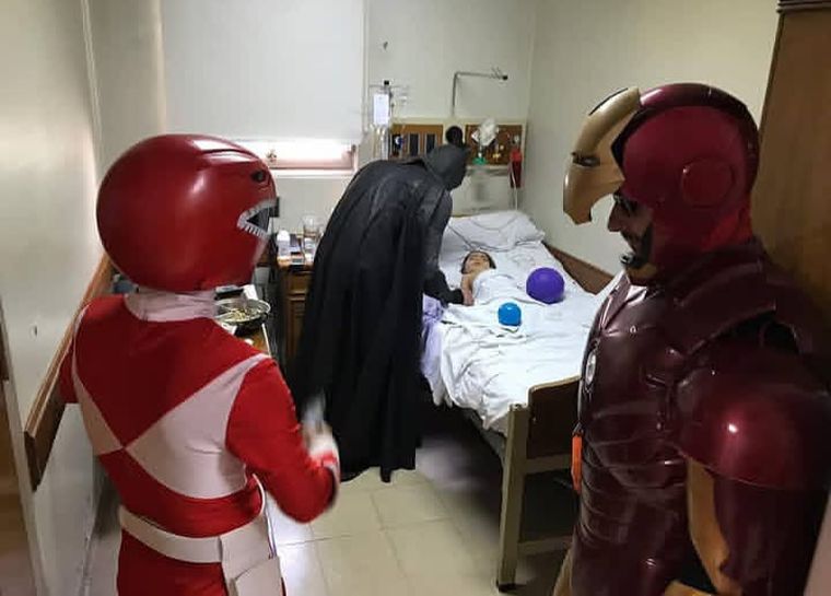 Entre el trabajo diario y la vocación solidaria, las increíbles anécdotas de un hombre que recorre las clínicas transformado en los ídolos de la infancia. Entre el trabajo diario y la vocación solidaria, las increíbles anécdotas de un hombre que recorre las clínicas transformado en los ídolos de la infancia.