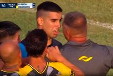 Todo Comunicaciones, con el técnico incluido, increpa al árbitro Gil tras la vergonzosa sanción en el último minuto del partido Foto: captura TyC Sports