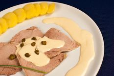 Aunque los precios pueden parecer elevados, el vitel toné sigue siendo una opción elegida por muchas familias para compartir en la mesa navideña. Foto: Shutterstock