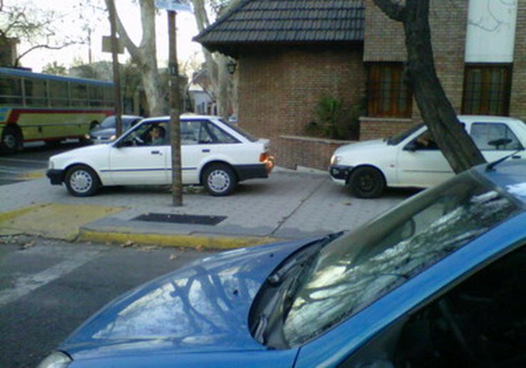 Los autos usaron la vereda para transitar.