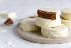 Receta de alfajores de chocolate caseros: sabor irresistible y textura perfecta.