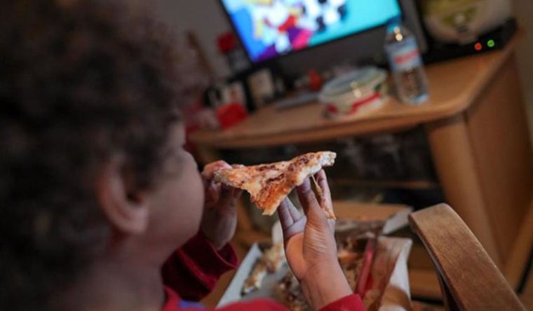 Con estrategias de marketing con personajes y presentaciones atractivas, los alimentos ultraprocesados desplazan a los alimentos frescos y saludables. Con estrategias de marketing con personajes y presentaciones atractivas, los alimentos ultraprocesados desplazan a los alimentos frescos y saludables.
