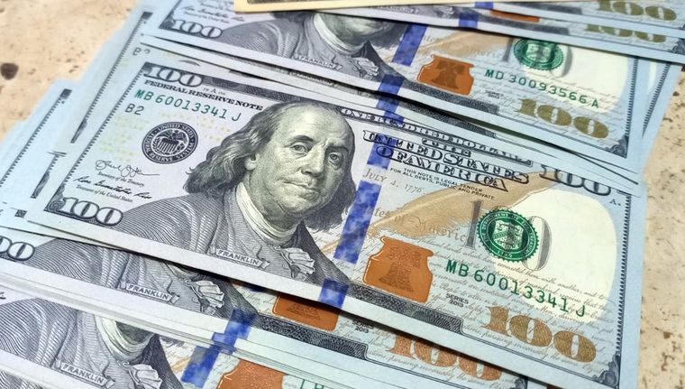 El precio del dólar estimado por analistas locales e internacionales se acerca al monto fijado por Luis Caputo en el proyecto de presupuesto 2025. Foto: ALF PONCE MERCADO / MDZ